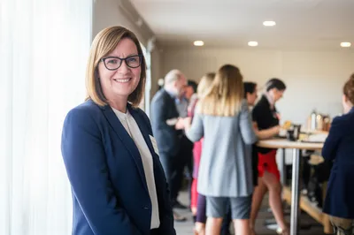 Illustration host - Image 1