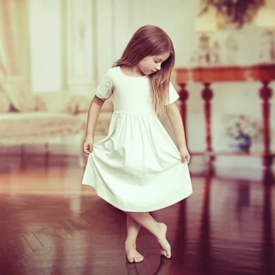 Illustration curtsy - Image 1