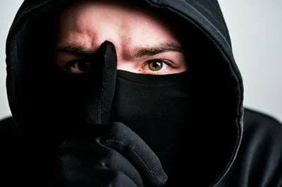 Illustration sneaking - Image 1